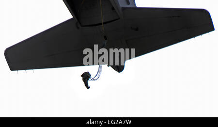 Un membre de la 736e Escadron des Forces de sécurité des sauts d'un Hercules C-130 le 21 août 2013, au cours de saut en formation plus de Andersen Air Force Base, Guam. Comme l'élément de protection de la force intégrée de la 36e Groupe d'intervention d'urgence, les membres de la 736e FS offrent une capacité aéroportée à réponse rapide qui sert à titre d'avance de l'équipe d'echelon pour des missions humanitaires et de toute la région Asie-Pacifique. Navigant de première classe Marianique Santos Banque D'Images