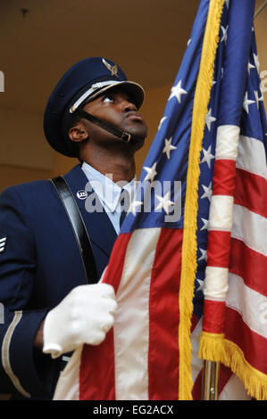 Airman Senior Deon Meadows,membre de la garde d'honneur de Keesler, redresse le drapeau américain alors qu'il affiche les couleurs pendant une session de formation le 26 juin 2013, à la base aérienne de Keesler, mademoiselle Kemberly Groue Banque D'Images