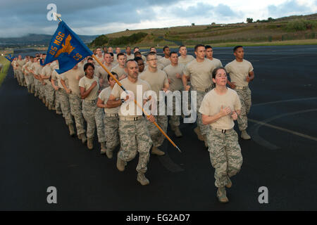 Les aviateurs de l'US Air Force à partir de la 65e Escadre de la Base Aérienne de participer à un "bottes et utes" run commémoratif du 11 septembre 11 septembre 2013, au domaine de Lajes, aux Açores. Les aviateurs de Lajes courut à l'honneur ceux qui ont été tués dans les attentats du 11 septembre, le service de tous les militaires, nous et les civils et les familles nationales locales. Tech. Le Sgt. Paul Villanueva II Banque D'Images