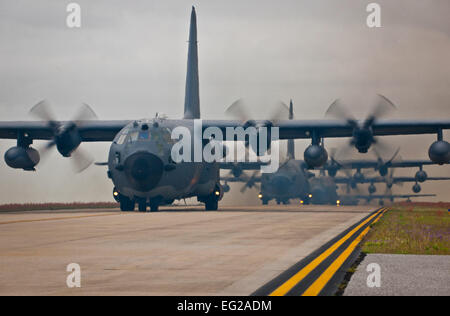 Plusieurs MC-130E Combat Talon I's rouler sur la voie de circulation pour leurs sorties finale le 15 avril au Duc champ, en Floride, les cinq griffes de combat dans l'Armée de l'air appartiennent à la 919th Wing et d'opérations spéciales ont été retiré du service au cours d'une cérémonie le 25 avril. Tech. Le Sgt. Samuel King Jr. Banque D'Images