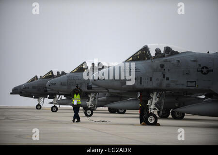 Navigant de première classe Fernando Sorto maréchaux un A-10 Thunderbolt II du 81ème escadron de chasse le 24 janvier 2013, sur l'aire à Spangdahlem Air Base en Allemagne. La 81e FS a lancé plusieurs aéronefs à déménager à Moody Air Force Base, Ga., pour remplir les exigences en matière de formation et d'accroître le potentiel de la flotte pour les mutations. Sorto est un assistant chef d'équipe dédié affecté à la 52e Escadron de maintenance des aéronefs. Navigant de première classe Gustavo Castillo Banque D'Images