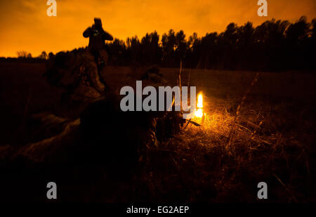Airman Senior Jodi Martinez incendie sur les forces opposées au cours de la capacité à survivre et à l'exploitation d'exercer 16 janvier 2013, au nord d'air auxiliaire Domaine, L.C. (1er escadron de la Caméra de combat ont tenu l'exercice pour former les aviateurs à l'extérieur de la fonction "fils" comme la lutte contre la documentation scientifiques. La semaine de l'exercice a commencé le 7 janvier et se terminant le 18 janvier. Martinez est un photographe affecté à la 1ère des CCC. George Senior Airman Goslin Banque D'Images