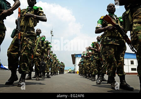 Les soldats rwandais à attendre en ligne à l'aéroport de Kigali pour obtenir sur un C-17 Globemaster III, basée à McChord Air Force Base, dans l'État de Washington, le 19 janvier 2014. Les forces américaines vont transporter un nombre total de 850 soldats rwandais et plus de 1 000 tonnes de matériel dans la République d'Afrique centrale pour faciliter les opérations de l'Union africaine et française contre les militants au cours de cette opération d'une semaine trois. Photo Le s.. Ryan Crane Banque D'Images