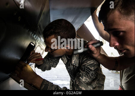 Jacob Hamblen Senior Airman Airman et 1re classe Jérémie Cass, 354e Escadron de maintenance des aéronefs, les spécialistes des moteurs inspecter un F-16C Fighting Falcon avant le décollage à Eielson Air Force Base, en Alaska, le 4 août 2014. La 354e mission AMS fournit-prêt à l'appui de l'aile des avions F-16 de la mission de l'agresseur que comprend la station d'accueil, de l'exercice Red Flag Alaska-agresseur et road shows. Le s.. Stephany Richards Banque D'Images