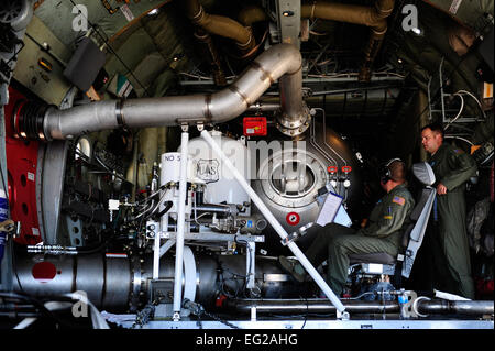 Master Sgt. Davis et Chris Marshall Reese préparer la conception modulaire du système de lutte contre l'incendie dans l'unité équipée d'un C-130 Hercules pour répondre à l'Waldo de forêt à Canyon Colorado Springs, Colorado, le 27 juin 2012. MAFFS est un système d'incendie aérienne qui peuvent s'acquitter de 3 000 gallons d'eau ou de flammes dans moins de cinq secondes, couvrant une superficie d'un quart d'un mille de long par 100 pieds. Davis et Reese sont 153e Airlift Wing arrimeurs. Photo Le s.. Stephany Richards Banque D'Images