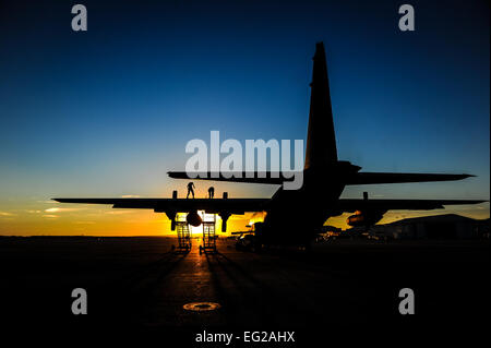 Aviateurs du 1er Escadron de maintenance des aéronefs d'opérations spéciales, les travaux sur un AC-130U Spooky Gunship sur Marine Corp Air Station Miramar, Californie, le 3 novembre 2014. La 1ère a SOAMXS sur MCAS Miramar pour une 1re Escadre d'opérations spéciales de préparation au déploiement d'urgence de l'exercice. Airman Senior Christopher Callaway Banque D'Images