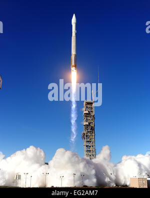 La 19e armée de l'Air Defense Meteorological Satellite Program charge utile était lancé avec succès une fusée Atlas V de l'espace complexe de lancement-3 le 3 avril 2014, à Vandenberg Air Force Base, en Californie cette année, Vandenberg AFB célèbre 55 années de lancement dans l'espace de l'histoire. Joe Davila Banque D'Images