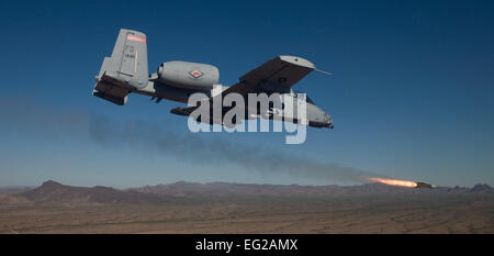 Un A-10C Thunderbolt II procède à l'appui aérien rapproché de la formation près de la base aérienne Davis-Monthan Air Force Base, en Arizona le A-10C'est avec le 188e Escadre de chasse, de l'Arkansas Air National Guard. Jim Haseltine Banque D'Images