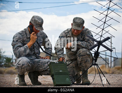 Navigant de première classe Anthony Giampapa Senior Airman Brandon Lopez et exploiter un système mobile par satellite radio au sol le 15 août 2013, à Nellis Air Force Base, Nevada Le 99e Escadron des communications d'aviateurs utiliser mobile systems tout en station d'accueil ou en déploiement. Giampapa et Lopez sont des systèmes de transmission radio fréquence de compagnons. Brett Clashman Senior Airman Banque D'Images