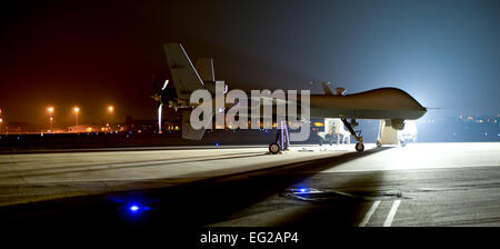 Un MQ-9 Reaper se trouve sur la ligne de vol à Hurlburt Field en Floride, le 24 avril 2014.Le MQ-9 Reaper est un multi-mission, armés, de moyenne altitude et longue endurance avions téléguidés qui est employé principalement comme une intelligence-collection asset et secondairement à l'encontre de cibles d'exécution dynamique.Le s.. John Bainter Banque D'Images