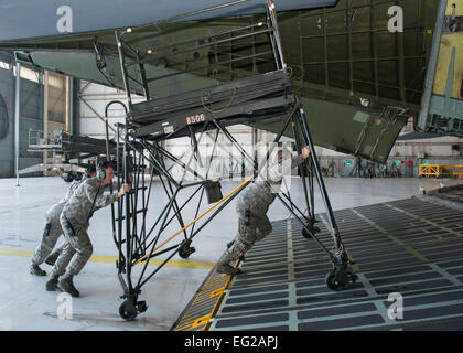 Membres de l'équipage du 60e Escadron de maintenance des aéronefs B5 charger un support dans la soute d'un C-5 Galaxy 4 Septembre, 2014 à Travis Air Force Base, en Californie, l'escadron a été responsable de la génération d'aéronefs dans l'appui d'une mission au petit matin. Table de Heide Banque D'Images