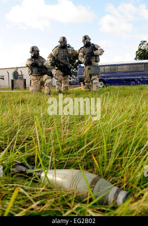 Aviateurs du 100e Escadron des Forces de sécurité un spot de munitions non explosées après une simulation d'attaques chimiques au cours d'un exercice de préparation opérationnelle le 11 septembre 2012, à la Royal Air Force Mildenhall, Angleterre. L'UXO a été constaté alors que les aviateurs inspecté la zone après l'attaque simulée. Airman Senior Ethan Morgan Banque D'Images