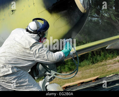 Un avion de la peintre 47e Direction Maintenance section de contrôle de la Corrosion le première couche de peinture sur un T-33 Shooting Star jet trainer sur l'affichage à Laughlin Air Force Base, Texas, le 5 mai 2012. La section de contrôle de la corrosion met de côté un mois chaque année pour nettoyer et réparer le 11 avion statique qui peuplent Laughlin AFB. Nathan Maysonet Navigant de première classe Banque D'Images