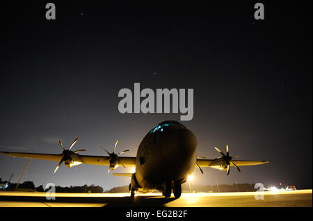 Un C-130J Super Hercules se trouve sur le tarmac après avoir réalisé une mission de formation à Ft. Campbell, Ky., 21 mai 2014. La 39e que fournit le transport aérien tactique, airdrop et l'évacuation aéromédicale, créant un pont aérien pour le personnel, l'équipement et des fournitures. Le s.. Jonathan Snyder Banque D'Images