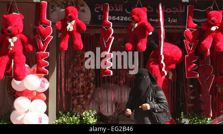 14 février 2015 - La ville de Gaza, bande de Gaza, territoire palestinien - une femme palestinienne passe devant un magasin affichant des ours en peluche rouge le jour de la Saint-Valentin à Gaza le 14 février 2015. La Saint Valentin est de plus en plus populaires dans la région car les gens ont pris la coutume de donner des fleurs, des chocolats, des cartes et des cadeaux pour amoureux pour célébrer l'occasion (crédit Image : © Ashraf Amra/APA Images/Zuma sur le fil) Banque D'Images