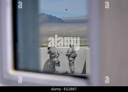 Un étudiant lance une grenade à fragmentation M-67 au cours de la dernière itération de la grenade à fragmentation M-67 classe de formation 30 août 2014, au pavillon d'argent Alpha, Nevada pendant le cours les élèves ont appris sur les objectifs et types de grenades ainsi que la façon d'inspecter, entretenir et utiliser dans diverses situations et positions. Navigant de première classe Christian Clausen Banque D'Images