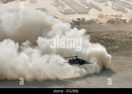 Aviateurs pilotant un HH-60G Pave Hawk au cours d'une mission de formation de sauveteurs-parachutistes effectuer un atterrissage brown-out lors d'une mission de formation à l'aérodrome de Bagram, en Afghanistan, le 24 septembre, 2010. Les pararescuemen sont affectés à la 33e Escadron de sauvetage expéditionnaire. Le s.. Christopher Boitz Banque D'Images