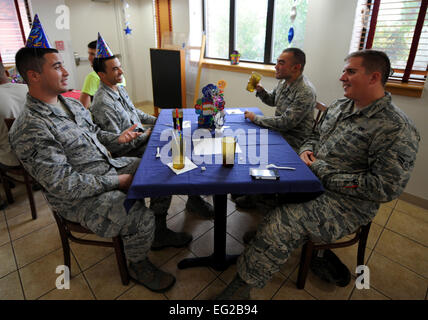 Les aviateurs de l'US Air Force s'asseoir à une table après avoir mangé le déjeuner au dîner d'anniversaire de l'Armée de l'air 18 septembre 2014, à Dyess Air Force Base, Texas. La Force aérienne a célébré son 67e anniversaire cette année. Navigant de première classe Alexander Guerrero Banque D'Images