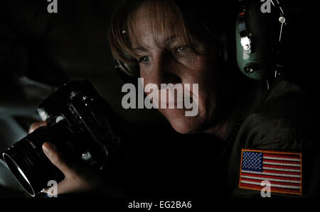 Photographe aérien, Tech. Le Sgt. Michelle Desrochers, regarde par la fenêtre d'un KC-135R Stratotanker mission de ravitaillement pendant le 30 juillet. L'aéronef est affecté au 336e Escadron de ravitaillement en vol de mars Air Reserve Base, Californie Desrochers est à partir de la 4e Escadron à Caméra de combat aussi Mars ARB. Le sergent-chef. Rick Sforza Banque D'Images