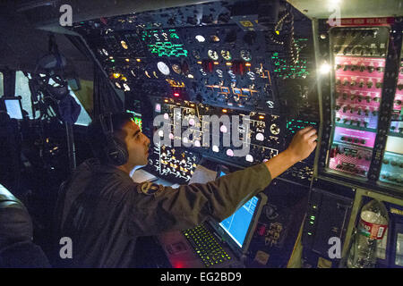 Le s.. Daniel Massingill, C-5B avec l'ingénieur de vol Galaxy 312e Escadron de transport aérien, l'avion pour le décollage preflights de Kadena Air Base, Japon, le 15 août 2014. Les ingénieurs de vol principaux systèmes de contrôle sur l'aéronef, y compris la gestion du carburant, de l'électronique et les systèmes environnementaux. Il pilotait un canal de mobilité, la mission prioritaire de fret et de passagers entre les bases aériennes américaines du Pacifique dans la zone de responsabilité. Le lieutenant-colonel Robert Couse-Baker Banque D'Images