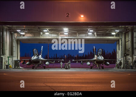 Eielson Icemen affecté à la 354e Escadron de maintenance et 18e escadron agresseur F-16 Fighting Falcon se préparer pour leur prochaine mission d'Eielson Air Force Base, Alaska, le 17 janvier. 2015. Plus de 150 responsables tiendra le 18e, comme dans l'air pendant la sentinelle ALOHA ET FAIRE FACE AU NORD, qui sont destinées à préparer les aviateurs américains, marins et marines ainsi que les partenaires de la coalition dans le théâtre des opérations du Pacifique d'opérations d'urgence en cas de besoin. Peter Reft Senior Airman Banque D'Images