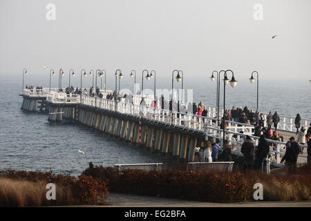 Gdynia, Pologne. 14, Février, 2015. Les gens profiter du beau temps chaud et marcher le long de la côte de la mer Baltique et d'Orlowo Pier à Gdynia Orlowo. Les météorologues prévoient près de la température de 6 degrés Celsius au cours de la semaine. Credit : Michal Fludra/Alamy Live News Banque D'Images