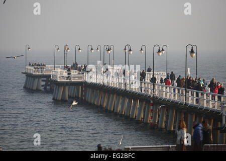 Gdynia, Pologne. 14, Février, 2015. Les gens profiter du beau temps chaud et marcher le long de la côte de la mer Baltique et d'Orlowo Pier à Gdynia Orlowo. Les météorologues prévoient près de la température de 6 degrés Celsius au cours de la semaine. Credit : Michal Fludra/Alamy Live News Banque D'Images