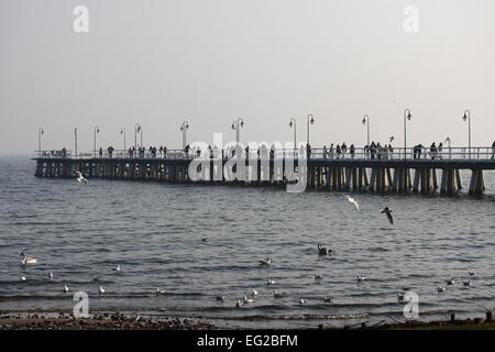 Gdynia, Pologne. 14, Février, 2015. Les gens profiter du beau temps chaud et marcher le long de la côte de la mer Baltique et d'Orlowo Pier à Gdynia Orlowo. Les météorologues prévoient près de la température de 6 degrés Celsius au cours de la semaine. Credit : Michal Fludra/Alamy Live News Banque D'Images