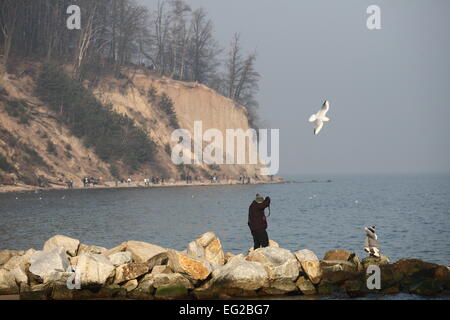 Gdynia, Pologne. 14, Février, 2015. Les gens profiter du beau temps chaud et marcher le long de la côte de la mer Baltique et d'Orlowo Pier à Gdynia Orlowo. Les météorologues prévoient près de la température de 6 degrés Celsius au cours de la semaine. Credit : Michal Fludra/Alamy Live News Banque D'Images