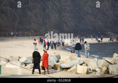 Gdynia, Pologne. 14, Février, 2015. Les gens profiter du beau temps chaud et marcher le long de la côte de la mer Baltique et d'Orlowo Pier à Gdynia Orlowo. Les météorologues prévoient près de la température de 6 degrés Celsius au cours de la semaine. Credit : Michal Fludra/Alamy Live News Banque D'Images