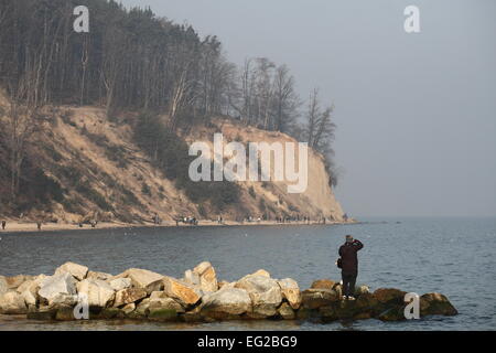 Gdynia, Pologne. 14, Février, 2015. Les gens profiter du beau temps chaud et marcher le long de la côte de la mer Baltique et d'Orlowo Pier à Gdynia Orlowo. Les météorologues prévoient près de la température de 6 degrés Celsius au cours de la semaine. Credit : Michal Fludra/Alamy Live News Banque D'Images