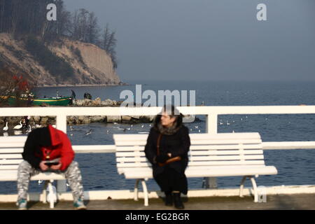 Gdynia, Pologne. 14, Février, 2015. Les gens profiter du beau temps chaud et marcher le long de la côte de la mer Baltique et d'Orlowo Pier à Gdynia Orlowo. Les météorologues prévoient près de la température de 6 degrés Celsius au cours de la semaine. Credit : Michal Fludra/Alamy Live News Banque D'Images