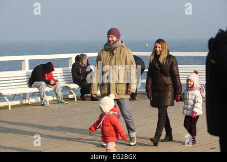 Gdynia, Pologne. 14, Février, 2015. Les gens profiter du beau temps chaud et marcher le long de la côte de la mer Baltique et d'Orlowo Pier à Gdynia Orlowo. Les météorologues prévoient près de la température de 6 degrés Celsius au cours de la semaine. Credit : Michal Fludra/Alamy Live News Banque D'Images