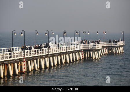 Gdynia, Pologne. 14, Février, 2015. Les gens profiter du beau temps chaud et marcher le long de la côte de la mer Baltique et d'Orlowo Pier à Gdynia Orlowo. Les météorologues prévoient près de la température de 6 degrés Celsius au cours de la semaine. Credit : Michal Fludra/Alamy Live News Banque D'Images