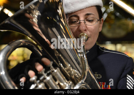 Tech. Le Sgt. Meredith Helay effectue maison de la musique à un Weihnachtsmarkt 17 Déc., 2013, à Trèves, en Allemagne. Les Forces aériennes américaines en Europe Cinq Étoiles Brass ensemble a effectué plus de 15 vacances allemands et américains classiques comme "O Tannenbaum" et "Nous vous souhaitons un joyeux Noël." Helay est une bande USAFE bassiste de Canton, Connecticut) Le s.. Christopher Ruano Banque D'Images