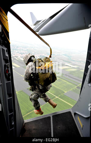 Le Colonel Timothy Brown, commandant du Groupe d'intervention d'urgence 435ème, exécute un levé sauter d'un C-17 Globemaster III au-dessus de la zone de largage à Alzey, Allemagne, le 14 juin 2010. Cinq pays de l'OTAN ont participé à l'événement annuel à l'appui de l'une des forces aériennes des États-Unis en Europe, les grandes priorités de l'établissement de partenariats. Fuentes-Contreras Grovert Navigant de première classe Banque D'Images