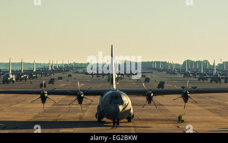 De nombreux C-130 Hercules s'asseoir sur l'aire de stationnement le 17 octobre 2014, à Little Rock Air Force Base, base de l'Arche a plus de 8 000 militaires en service actif et les membres civils qui portera sur la prestation de premiere C-130 et d'assurer le transport aérien de combat prêt à la mission de l'aviateurs. Harry Brexel Navigant de première classe Banque D'Images