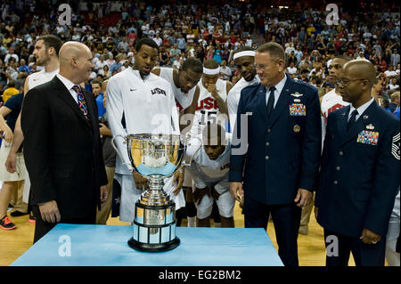 Le major général Bill Hyatt et le sergent-chef en chef Robert Ellis stand avec Andre Iguodala Olympique des États-Unis, Men's Basketball player, lors de la présentation du joueur du jeu award après un match amical contre l'équipe nationale de la République dominicaine à la Thomas and Mack Center de Las Vegas, Nevada, le 12 juillet 2012. Igoudala et l'équipe de basket-ball olympique sont prêts à continuer à l'occasion des Jeux Olympiques de Londres, en Angleterre. Hyatt est l'US Air Force et commandant du Centre de guerre Ellis est le chef du commandement du Centre de guerre. Un membre de la 1re classe Daniel Hughes Banque D'Images