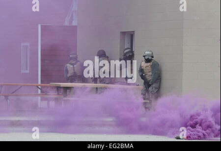 Aviateurs, répondre à une attaque au gaz simulé lors d'un scénario de combat en zone urbaine à Alpena préparation au combat au Centre dans le Michigan, le 12 mai 2014. Les aviateurs sont des réservistes de la 927th groupe de soutien de la Mission à la base aérienne MacDill, Floride le scénario faisait partie d'une formation de 4 jours destinée à préparer des aviateurs pour de futures opérations dans un environnement de déploiement. Le Capitaine Joe Simms Banque D'Images