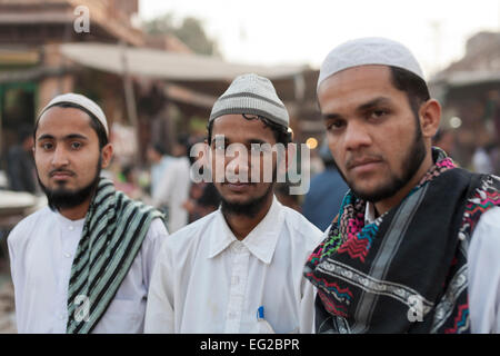 Jodhpur, Rajasthan, Inde. Les jeunes musulmans dans le bazar principal Sardar Market, Banque D'Images