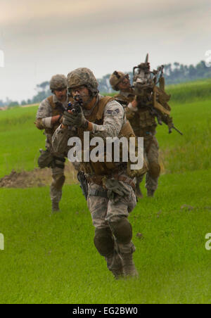 La force de réaction de l'approche tactique des membres un site de lancement au cours de la récupération et de récupération le 26 juin 2014, au Dakota du Nord. L'exercice d'évaluer la réponse des forces de sécurité à une attaque à la simulation d'un enfreint site. Airman Senior Bretagne Y. Bateman Banque D'Images