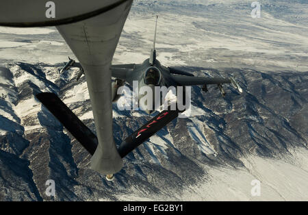 Le lieutenant-colonel Casey manoeuvre pour se mettre en position derrière un 151e Escadre de ravitaillement en vol KC-135 Stratotanker à recevoir le carburant pendant une mission de formation à proximité d'une plage dans l'Utah, le 18 janvier 2013. Casey est un un pilote de la 421e Escadron de chasse, Hill Air Force Base, dans l'Utah. Le s.. Stephany Richards Banque D'Images