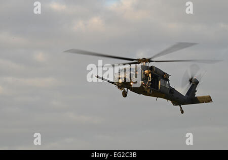 Un 56e Escadron de sauvetage HH-60G Pave Hawk se prépare à la terre 30 décembre 2014, à la Royal Air Force Lakenheath, Angleterre. La mission première de l'HH-60G est d'effectuer la récupération du personnel de jour et de nuit, opérations et ils ont également voler dans des environnements hostiles pour récupérer le personnel isolé pendant la guerre. Airman Senior Erin O'Shea Banque D'Images