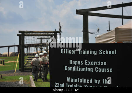 Officier de la formation des étudiants sur l'École de formation au cours de l'exercice cordes climatisation Maxwell Air Force Base, Alabama, le 24 juillet 2014. L'école est une partie de, et prend en charge, le Centre Jeanne M. Holm pour l'agent d'adhésions et de la vision du développement citoyen de forger le caractère d'agents motivés qui incarnent l'ethos guerrier. Air Force, médical et juridique des agents de l'aumônerie doit passer par ce cours après leur commission dans l'Armée de l'air. Le s.. Natasha Stannard Banque D'Images