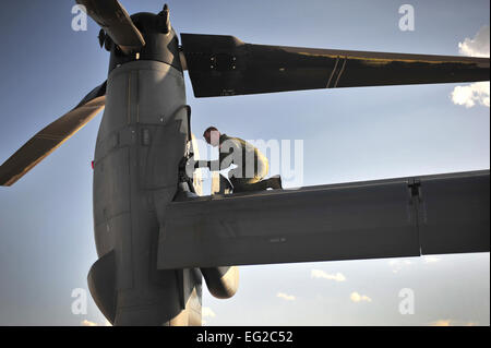 Le s.. Casey Spang inspecte l'un des rotors d'inclinaison sur un CV-22 Osprey avant de décoller sur la piste à Cannon Air Force Base, N.M., le 5 juillet 2012. Le 20e Escadron d'opérations spéciales a effectué un vol d'entraînement sur Melrose Air Force Range, N.M. Spang 20th SOS est un mécanicien de bord. Navigant de première classe Alexxis Pons Abascal Banque D'Images