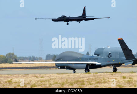 Un RQ-4 Global Hawk circule sur la piste que d'un U-2 fait son approche finale le 17 septembre 2013, à Beale Air Force Base, en Californie Le RQ-4 et U-2 sont l'Armée de l'air à haute altitude principal du renseignement, surveillance et reconnaissance des avions. Navigant de première classe Bobby Cummings Banque D'Images