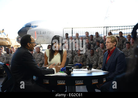 Avec la 108e Escadre aviateurs assister à une émission en direct de ESPN's "Première prendre" organisé par Stephen A. Smith, Skip Bayless et champion de l'ACIR, Novembre 10, 2014, at Joint Base McGuire-Dix-Lakehurst, New Jersey. La "saluer les troupes", en l'honneur de la Journée des anciens combattants, a été fixé avec une toile d'un KC-10 Stratotanker KC-135 de l'extension, et d'autres véhicules militaires. Tech. Le Sgt. Carl Clegg Banque D'Images