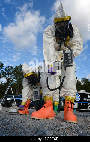 De gauche des hauts de l'US Air Force Airmen Chantal Hogue et Lauren Yancey, 20e Escadron de génie civil, les apprentis de la gestion des urgences pour les agents chimiques de test pendant une base intégrée de la capacité à répondre aux urgences de l'entraînement à Shaw Air Force Base, S.C., le 9 décembre 2014. Pour déterminer le type de menace, une première équipe d'entrée de trois aviateurs chaque testés pour différents types d'agents chimiques. Navigant de première classe Jensen Stidham Banque D'Images