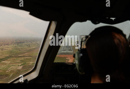 Le capitaine Elizabeth Shaw, 62e Escadre de transport aérien analyse le commandant de l'aéronef, la piste pour les personnes ou les animaux avant d'atterrir à l'aéroport de Bangui en République centrafricaine, le 19 janvier 2014. Les forces américaines vont transporter un nombre total de 850 soldats rwandais et plus de 1000 tonnes de matériel dans la République d'Afrique centrale pour faciliter les opérations de l'Union africaine et française contre les militants pendant trois semaine de fonctionnement. Le s.. Ryan Crane Banque D'Images