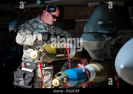 Le sergent-chef de l'US Air Force. Keith Williams, de la New Jersey Air National Guard's 177e Escadre de chasse assemble une GBU-12 Paveway II monté sur un F-16C Fighting Falcon au cours de la première journée de la charge annuelle de la concurrence de l'équipage le 9 janvier à l'Atlantic City Air National Guard Base, au New Jersey. Williams est un spécialiste des systèmes d'armement d'aéronefs affectés au 177e Escadron de maintenance des aéronefs. Tech. Le Sgt. Matt Hecht Banque D'Images